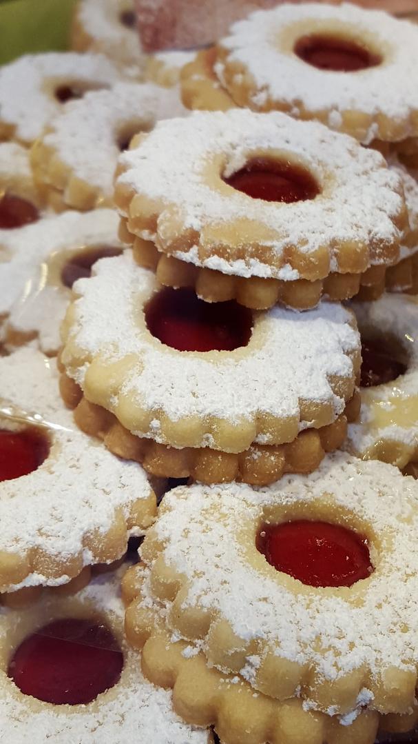 Classic Raspberry Linzer Cookies