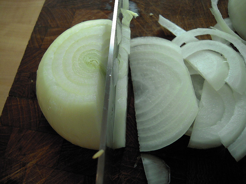 slicing onion