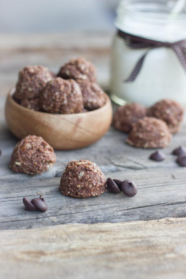 Chcolate Almond Energy Bites