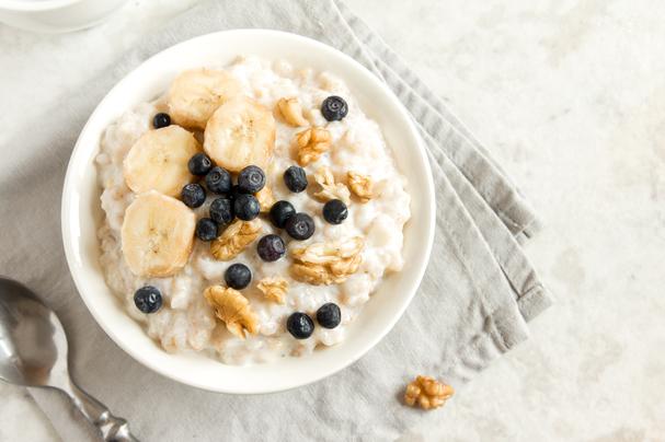 Oatmeal with bananas and blueberries